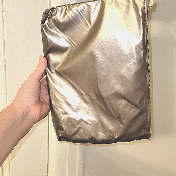NWT Oliver Thomas Maxed Out Bucket Backpack Crossbody Bag Silver Taupe Metallic - Picture 8 of 11